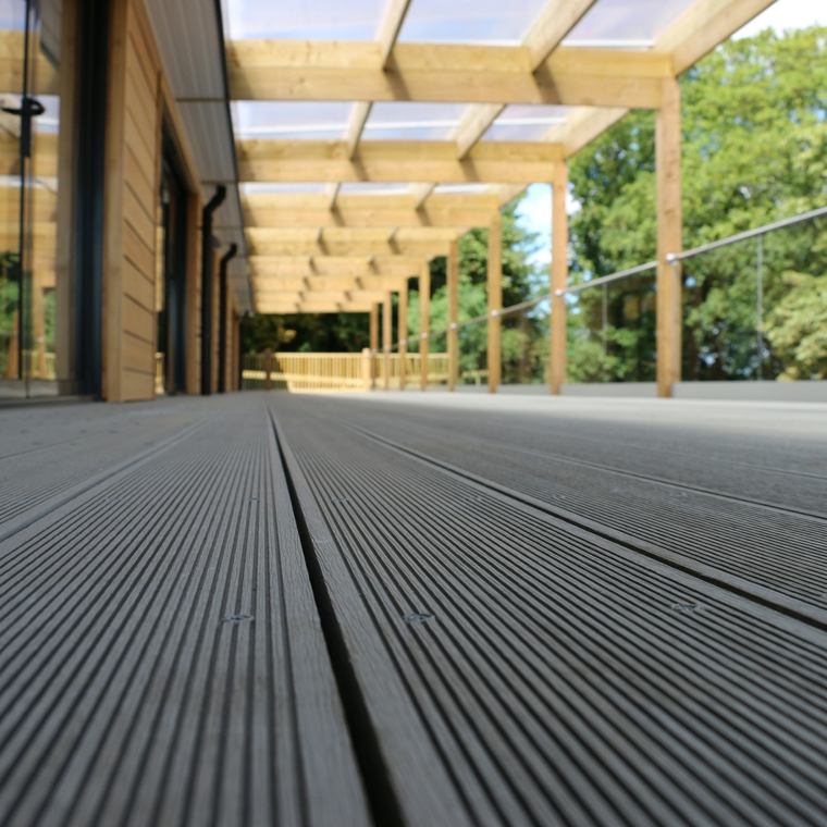 terrasse en bois composite idée bois tendance extérieur aménager revetir sol