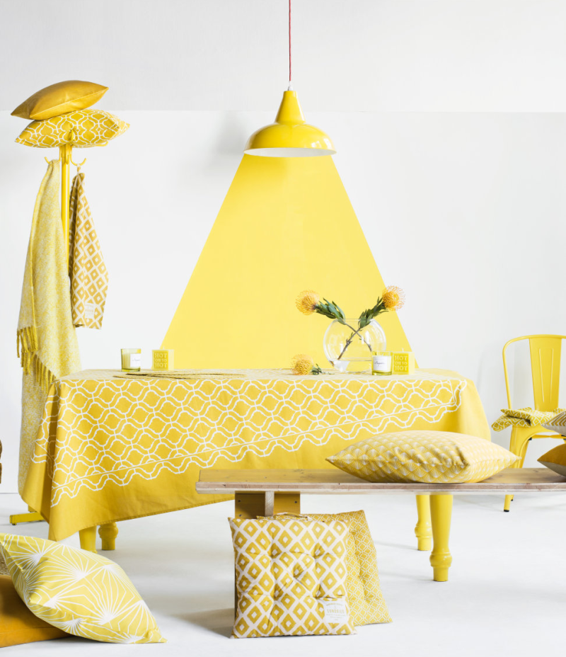 couleur jaune idée luminaire suspension banc nappe jaune