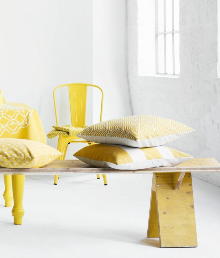idée couleur jaune intérieur banc en bois coussins chaise 