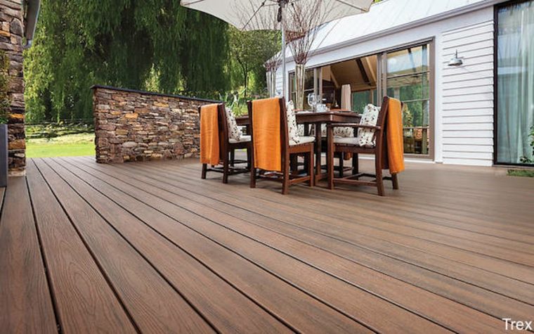 terrasse en bois composite idée aménagement extérieur salon jardin chaise table bois