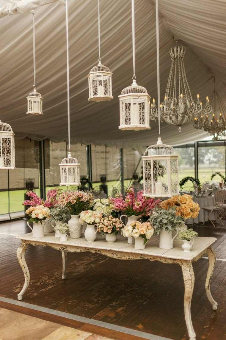 déco vintage mariage chandelier idée table en bois fleurs 