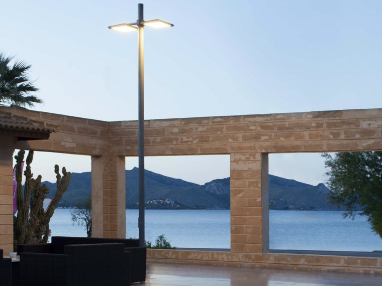éclairage extérieur design lampe sur pied decoration terrasse