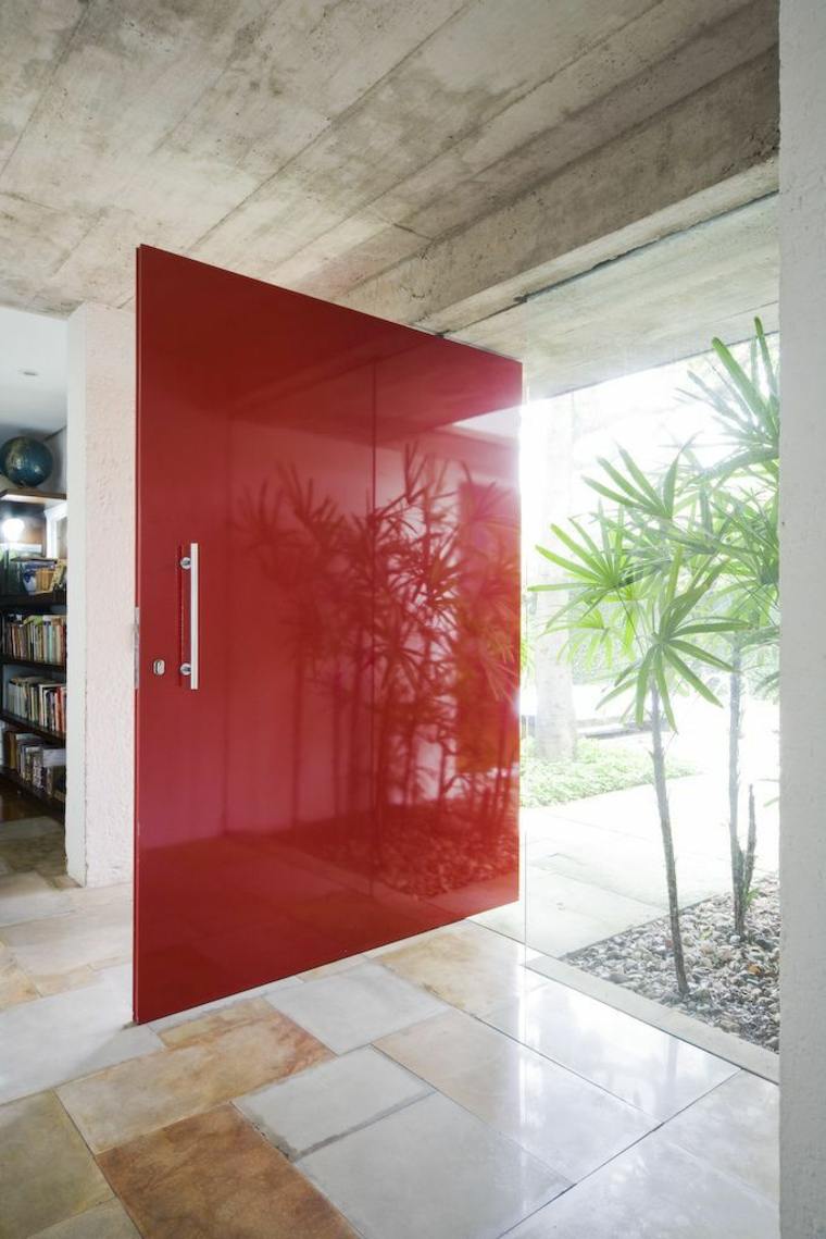 portes d'entrée design porte pivotante rouge design maison moderne