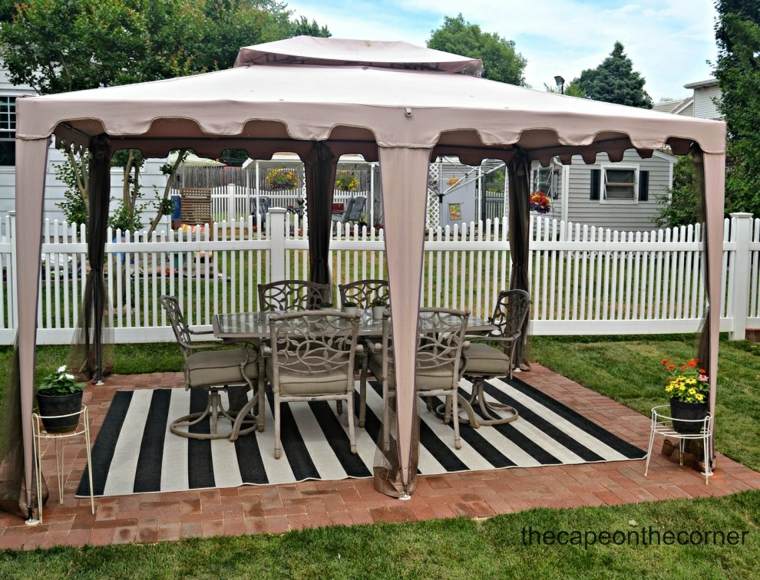 tonnelle de jardin grise design idée aménager salon chaises tapis de sol noir blanc