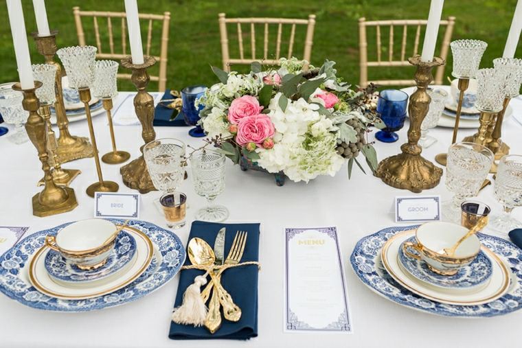 table déco centre mariage fleurs idée couverts assiette porcelaine 