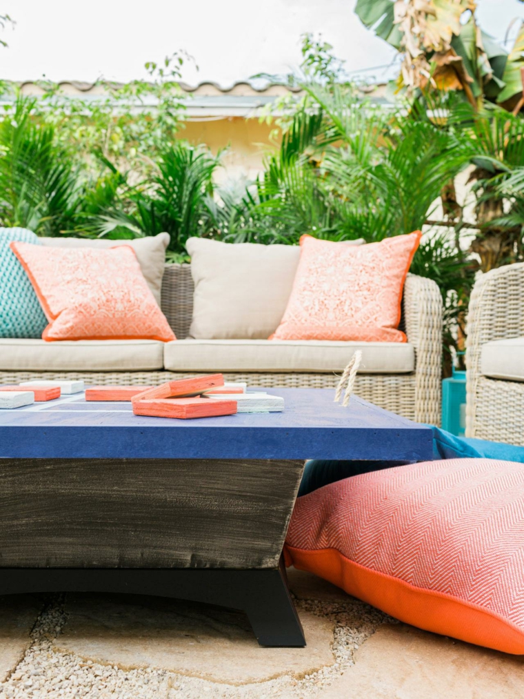 aménager extérieur idée canapé jardin resiné tressée coussin table bois basse surface bleue