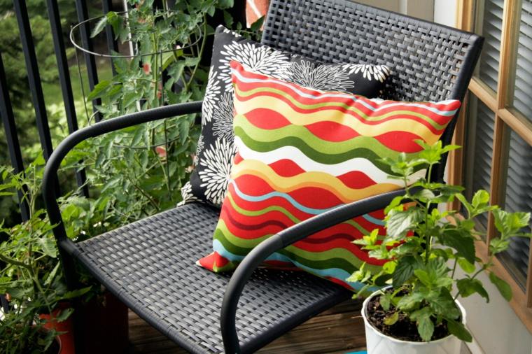 chaise résine tressée extérieur idée coussins déco jardin extérieur tendance moderne plante idée 