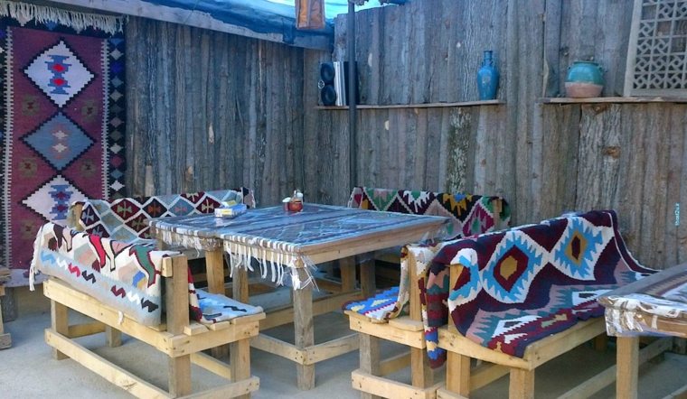 pirot tapis kilim ethnique déco extérieure banc en bois design 