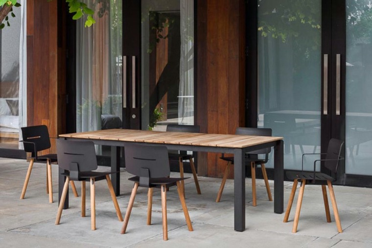 table jardin teck extérieur aménager idée chaise noire design moderne
