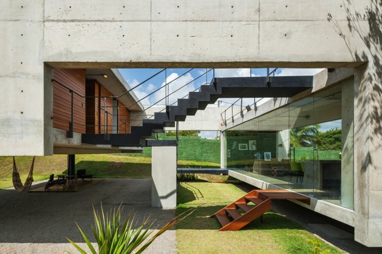grande maison design brésil escalier bois tendance