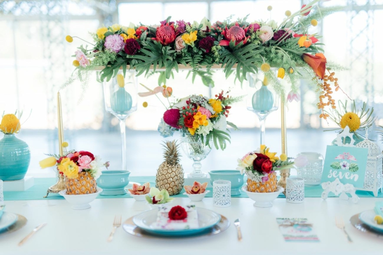 mariage table décoration idée guirlande fleurs ananas fleurs jaunes