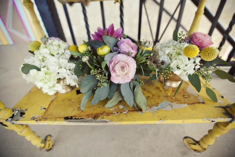 déco mariage retro idée banc en bois jaune fleurs bouquets