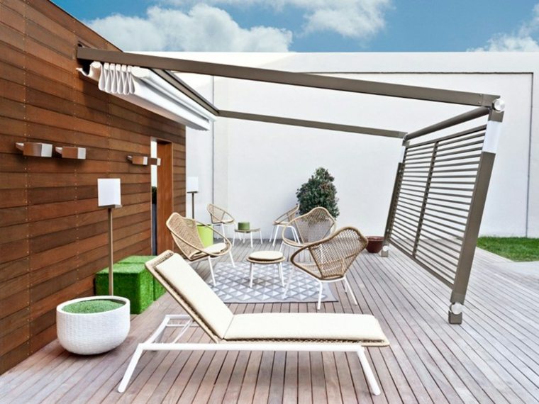 pergola moderne jardin extérieur idée aménagement chaise-longue blanche design chaise bois tapis de sol bleu blanc