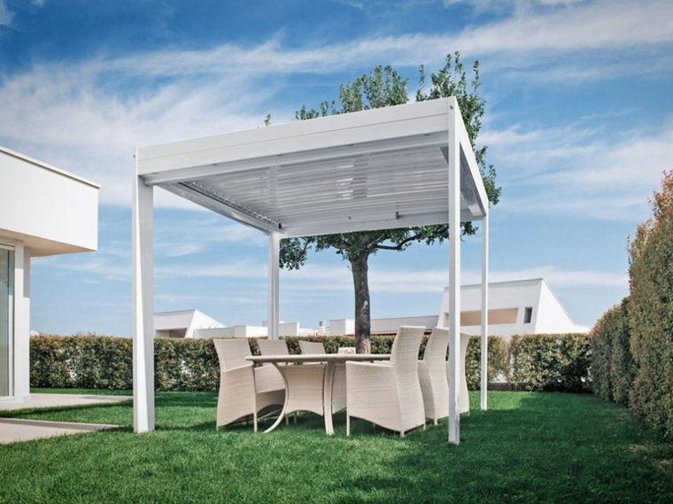 pergola design lames orientables idée jardin aménagement salon de jardin chaises table de jardin