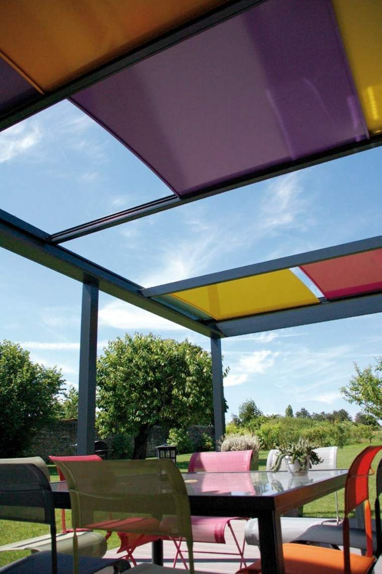 pergola design jardin idée extérieur aménagement table de jardin verre chaise 