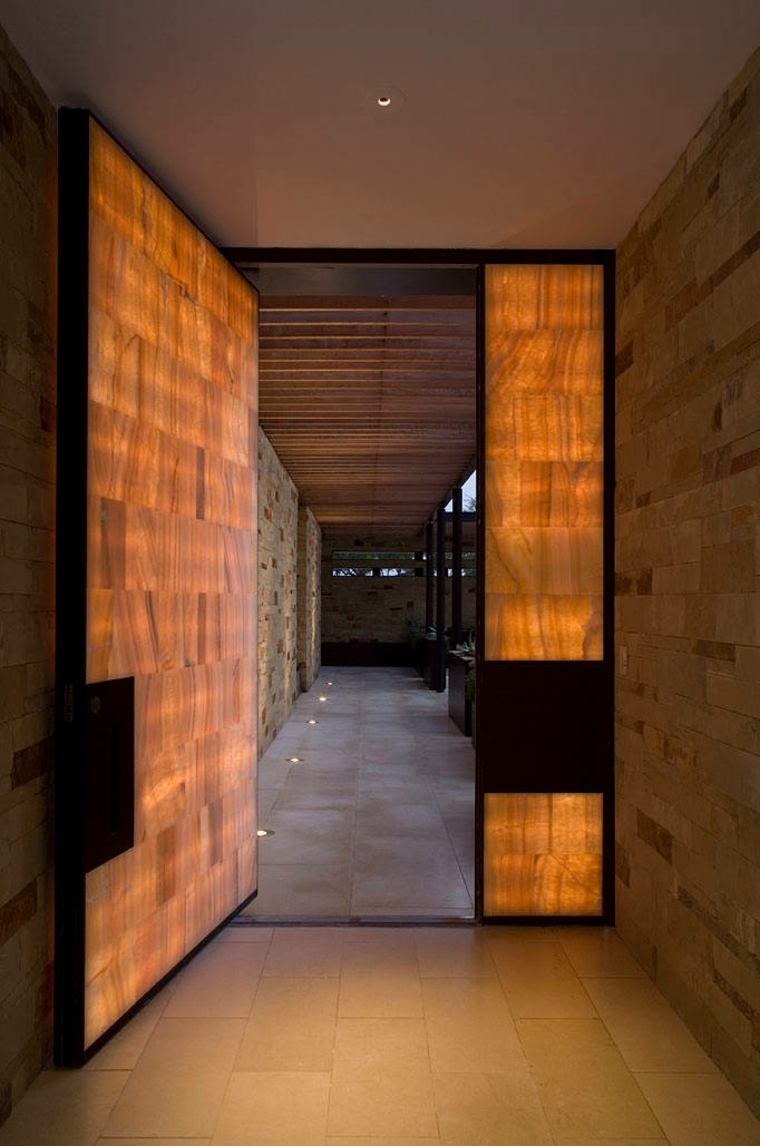 porte en bois lumière intégrée idée design moderne 