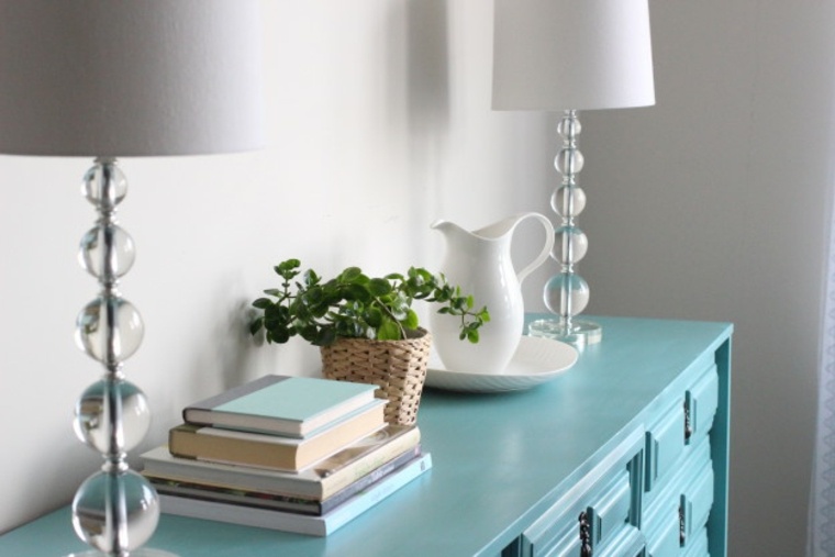 commode bleue tiroirs idée mobilier tendance lampe plante pot résine 