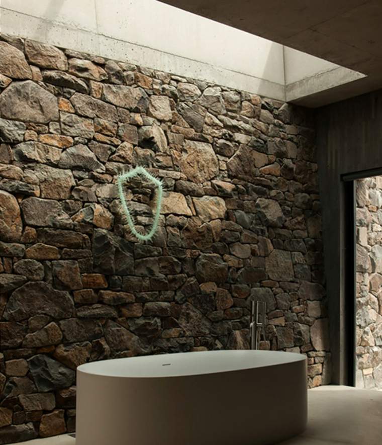 salle de bain design mur pierres
