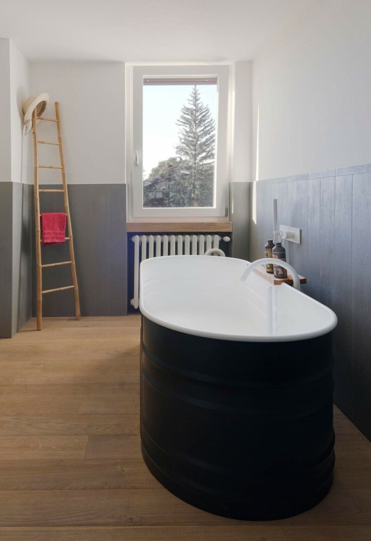 salle de bains design idée baignoire noir blanc tendance