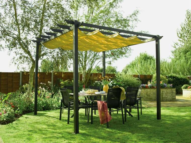 jardin tentes idée voile jaune chaise bois table design tendance 