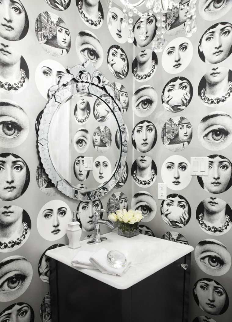 salle de bains papier peint idée noir blanc miroir rond meuble