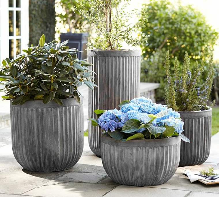 aménager une terrasse pot design jardin