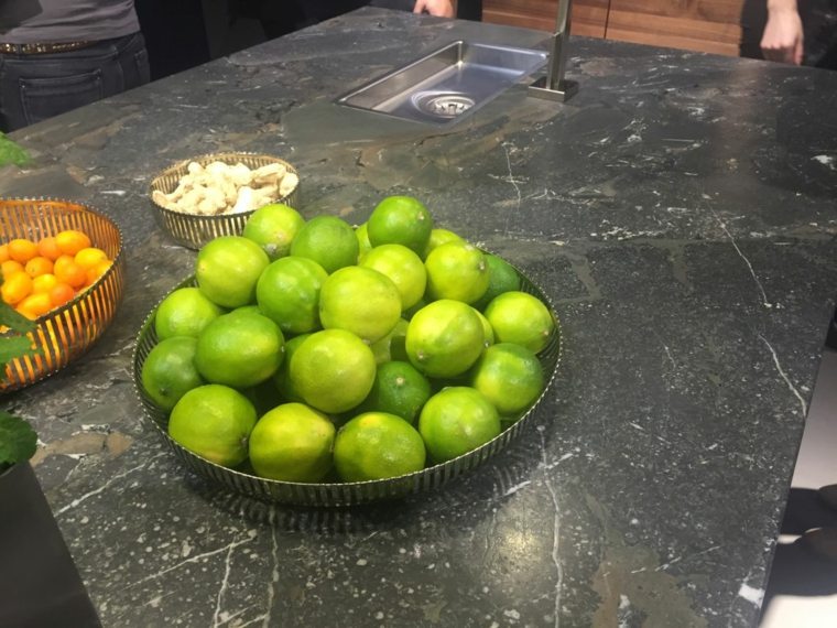 assiette citrons vert sur comptoir