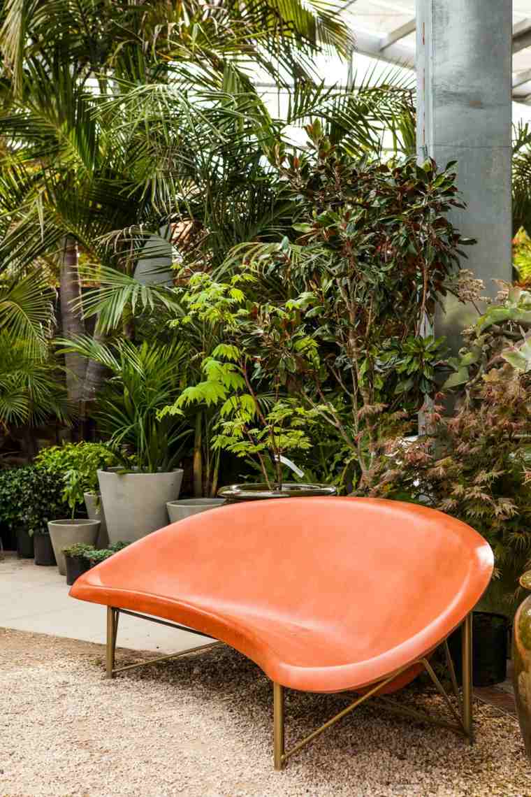 chaise orange contraste avec verdure luxuriante