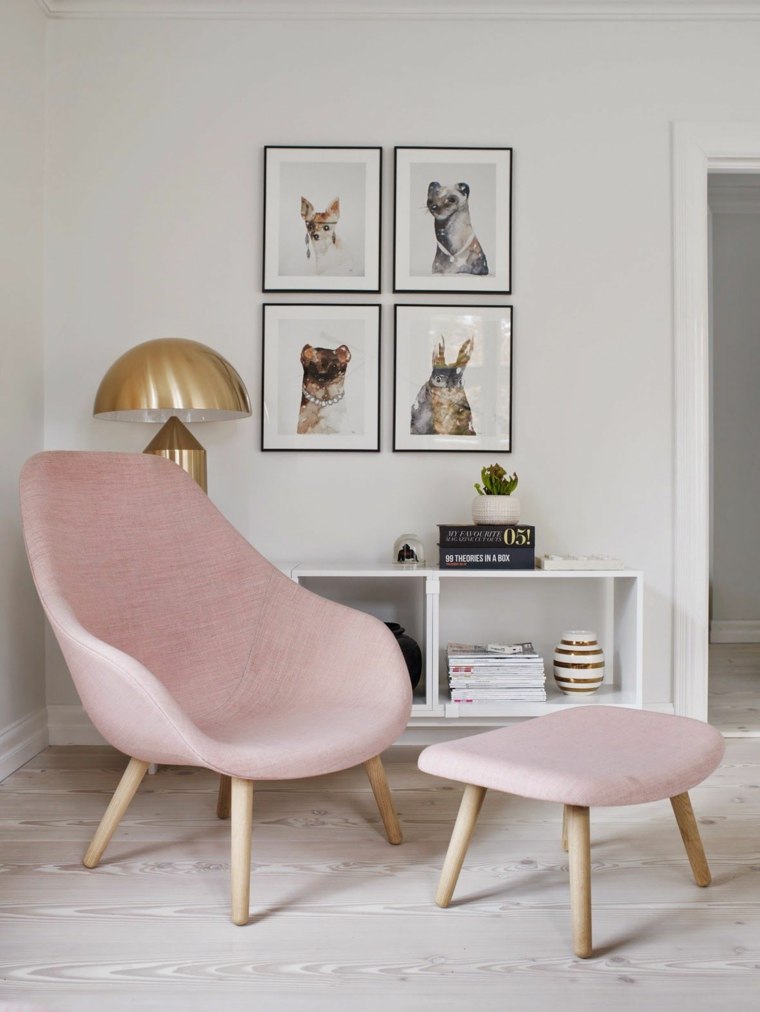 salon décoration idée mur cadres fauteuil rose pouf 