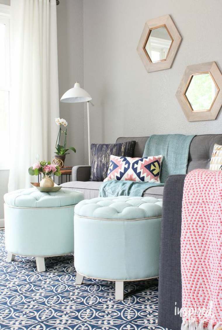 décoration salon canapé coussins mur idée pouf bleue tapis sol bleu