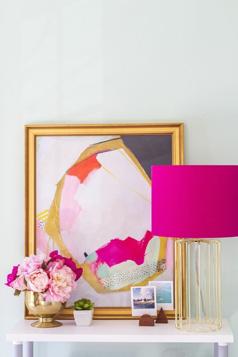 décoration salon art moderne idée tableau design lampe à pied fleurs 