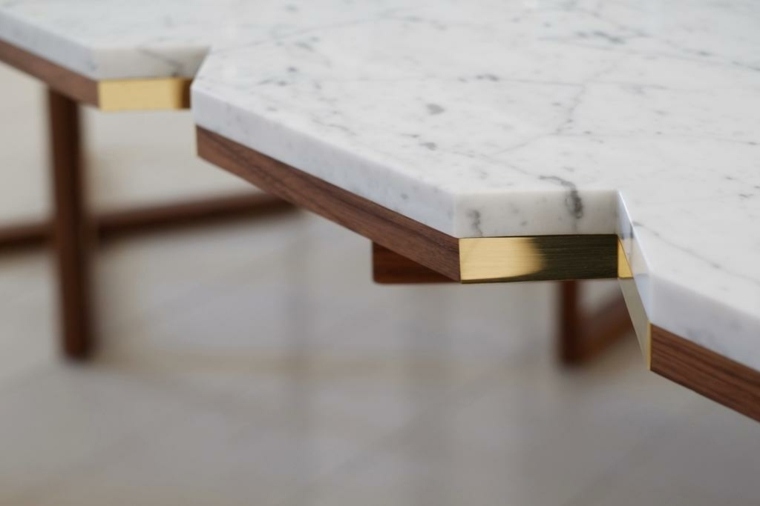 detail table bois marbre finition cuivre jaune