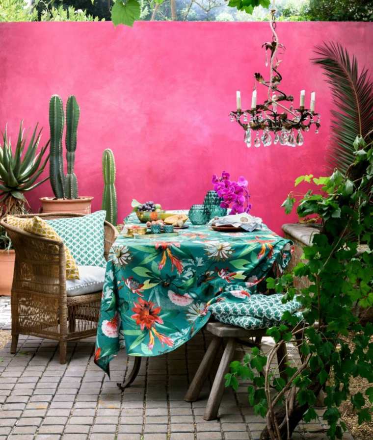 tendances décoration aménagement extérieur chaise bois cactus