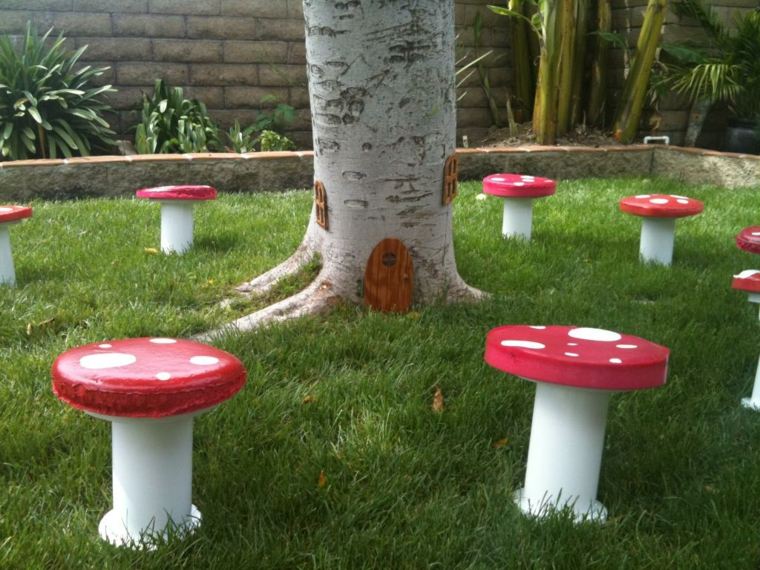 garden party avec champignons comme tabourets