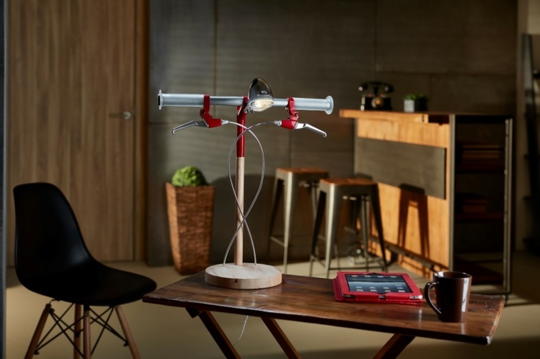 design objet lampe de bureau idée table bois chaise
