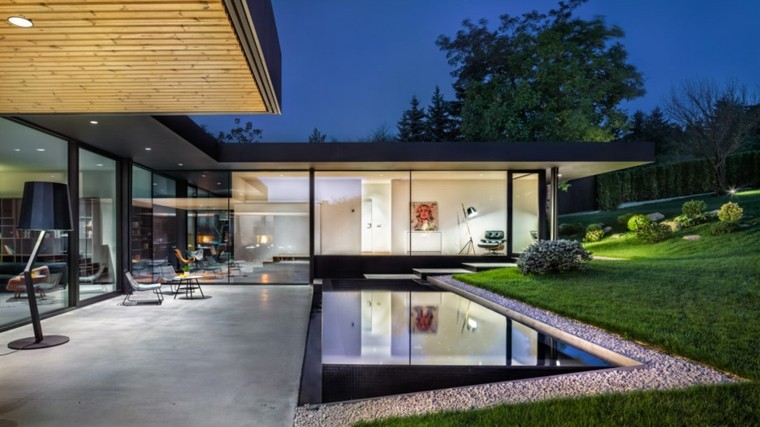 maison design avec terrasse et piscine