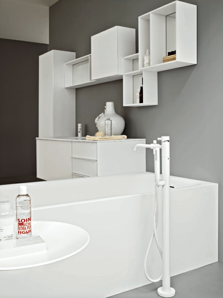 aménager salle de bain design baignoire moderne étagère mur bois