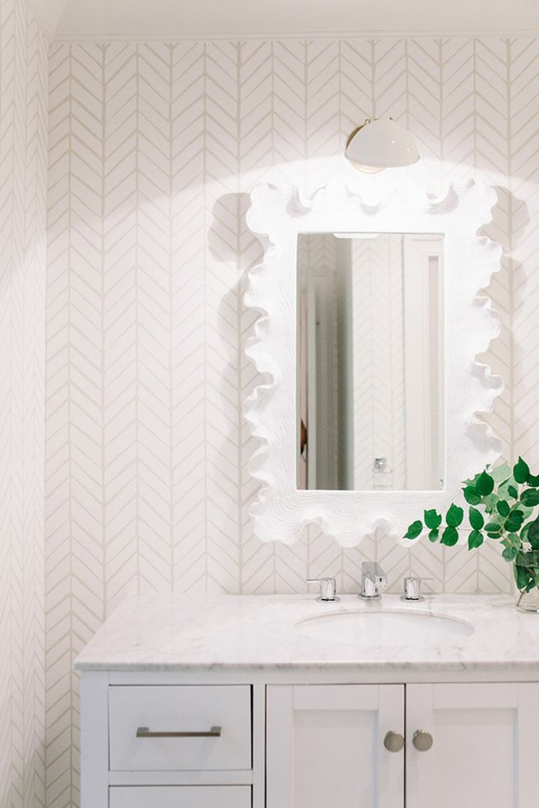 papier peint salle de bains miroir design luminaire suspension déco plante