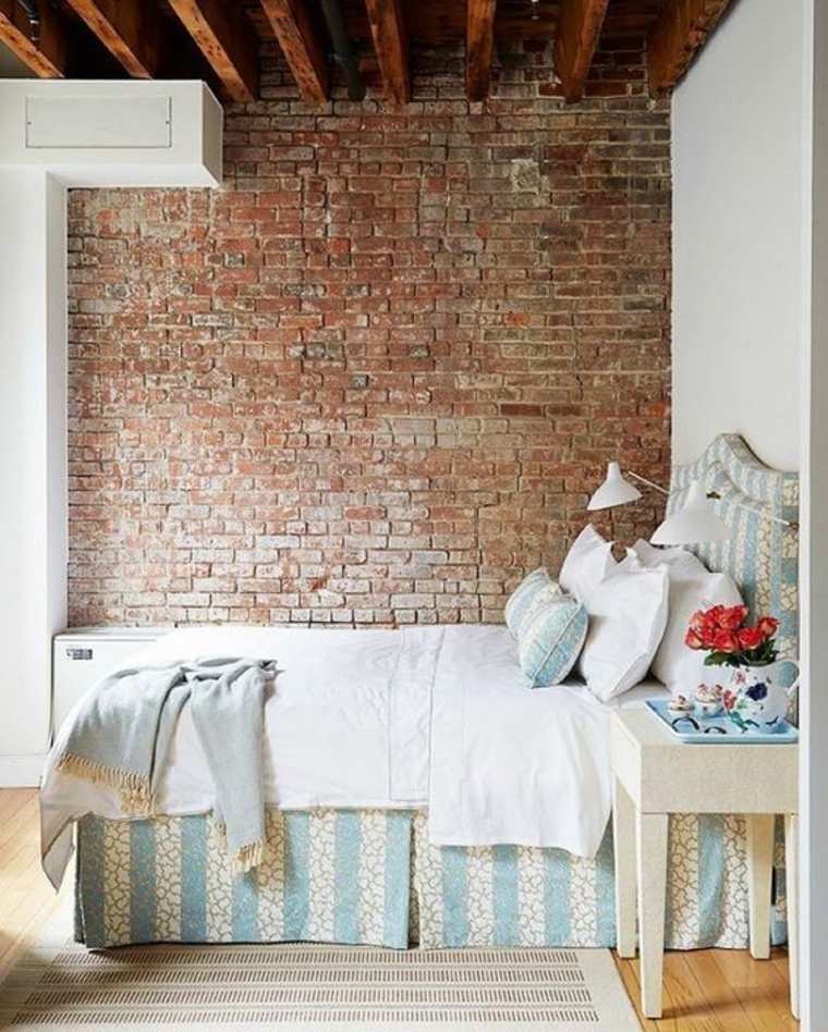 mur briques chambre à coucher idée lit coussins faux-plafond bois