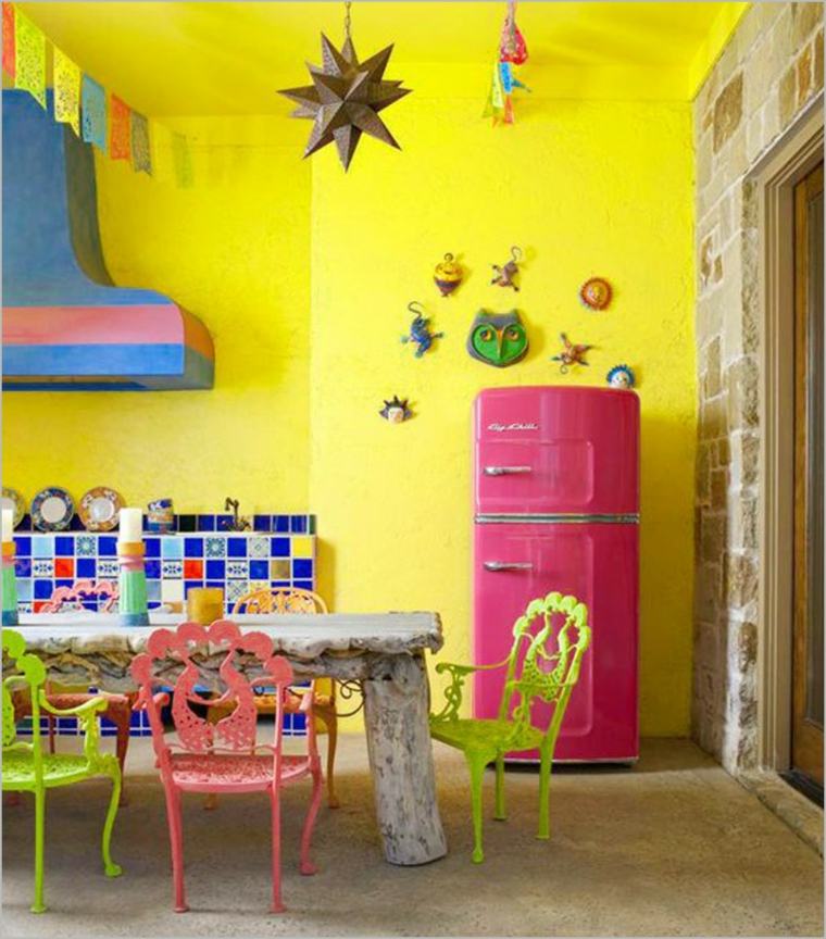 murs jaune poussin accents multicolores