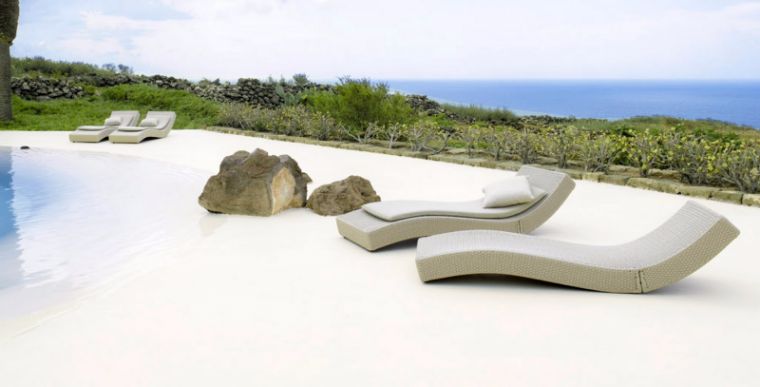 chaise-longue terrasse design piscine aménager extérieur pierres