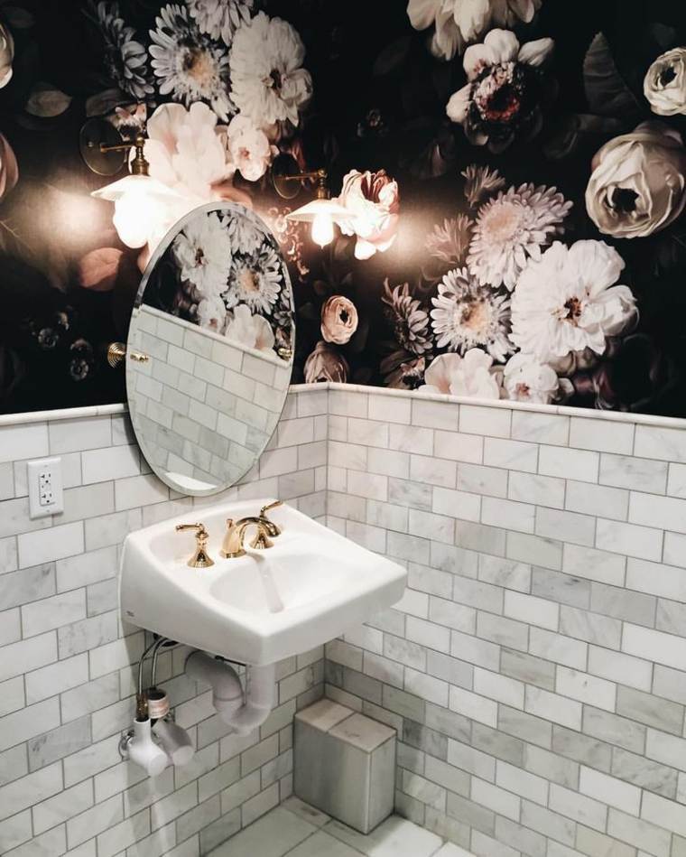 salle de bains carrelage blanc idée miroir rond papier peint floral