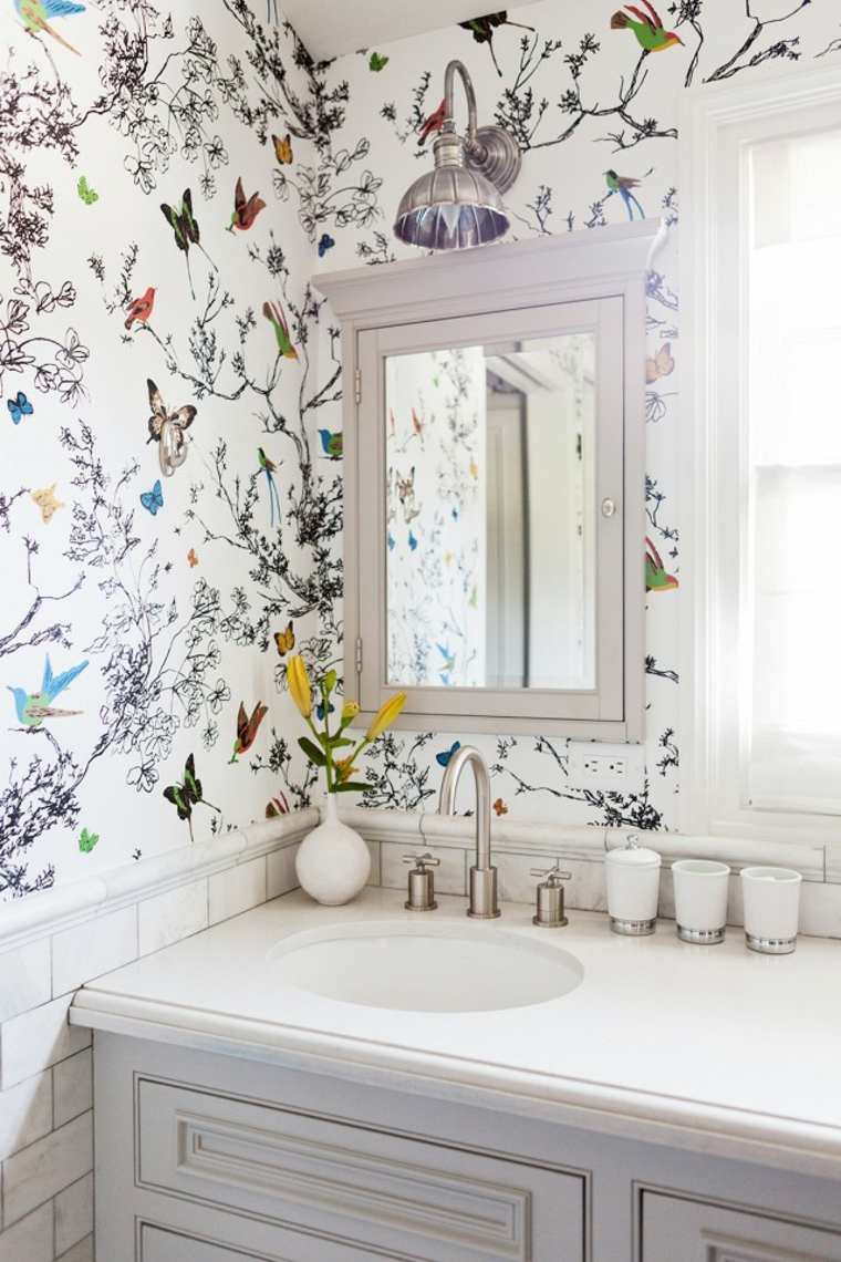 salle de bains papier peint oiseaux fleurs miroir cadre idée 