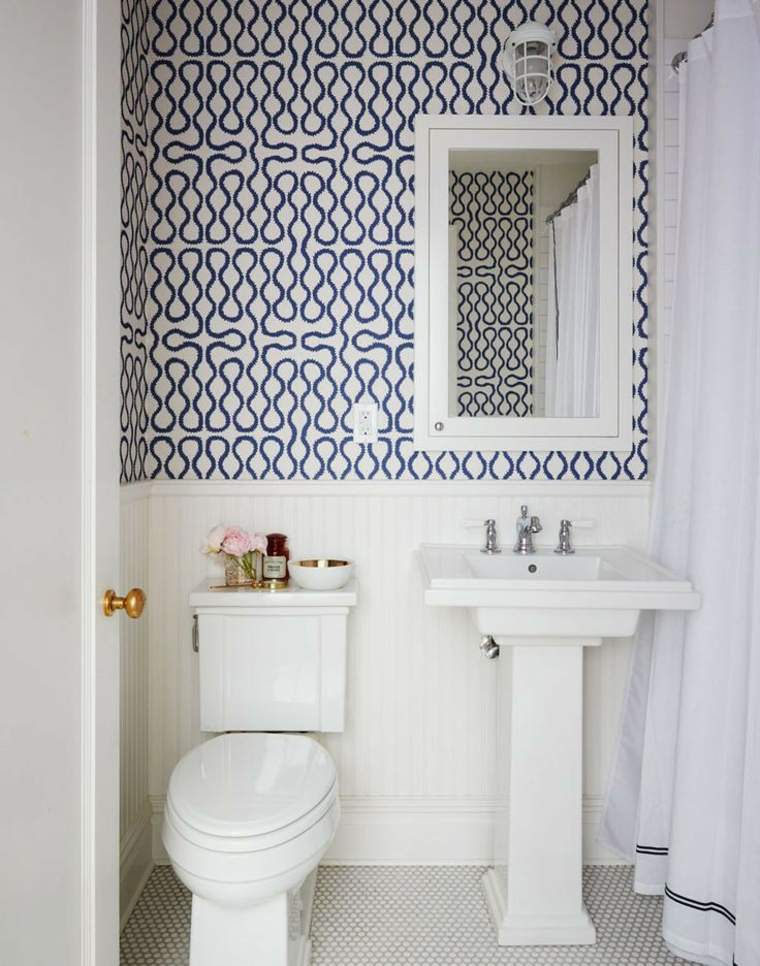 papier peint en bleu et blanc miroir cadre toilettes design idée