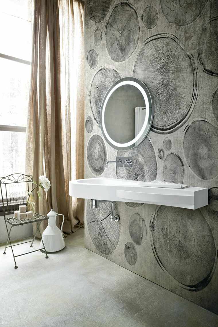 salle de bains papier peint miroir rond idée éclairage intégré chaise déco fleurs