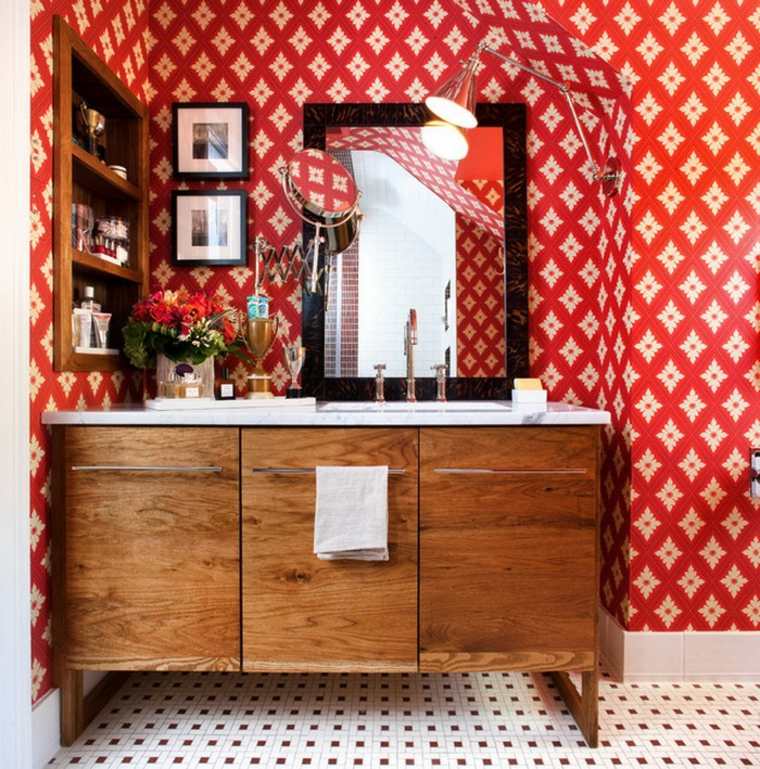 salle de bains papier peint rouge blanc mobilier bois miroir cadre luminaire