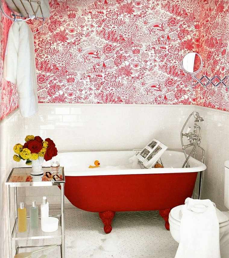 salle de bains blanc rouge baignoire déco fleurs
