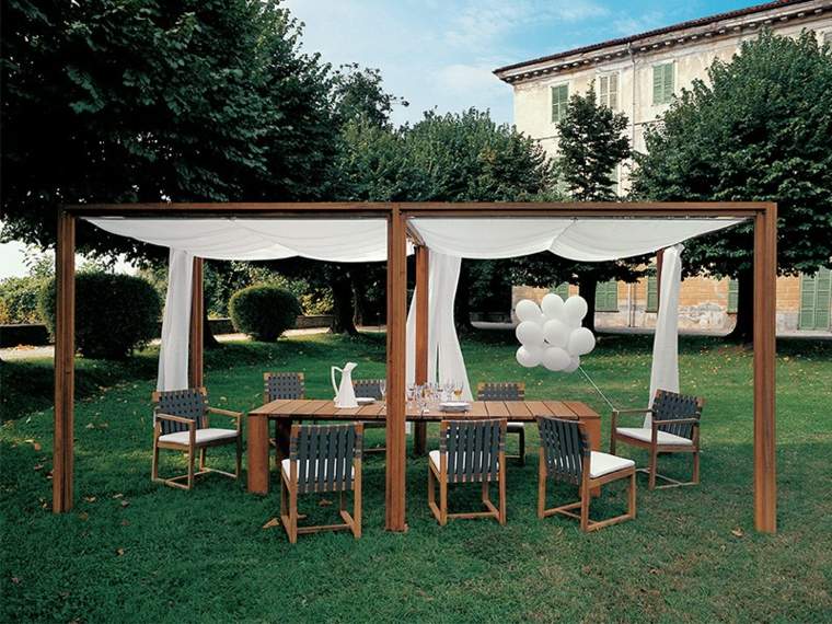 table jardin bois design idée fauteuil rideaux blancs