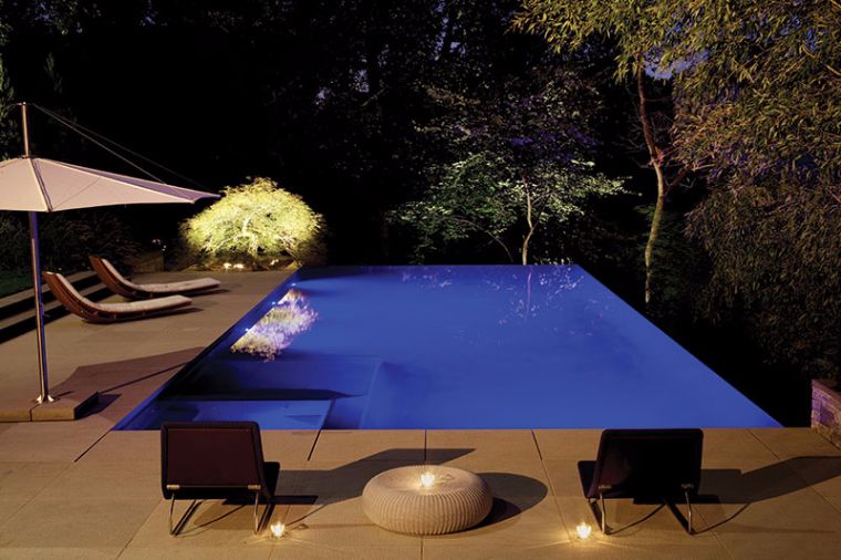 déco piscine extérieur chaise longue design lumière idées