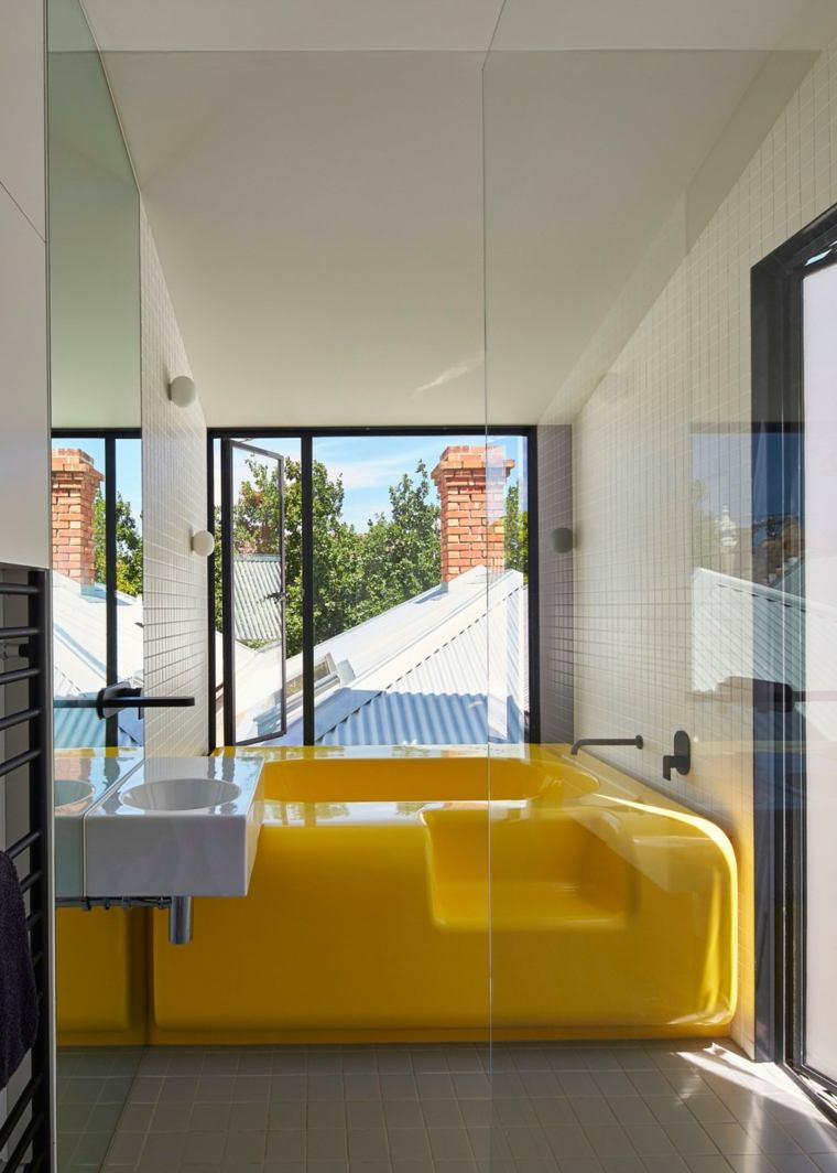 salle de bain design baignoire jaune